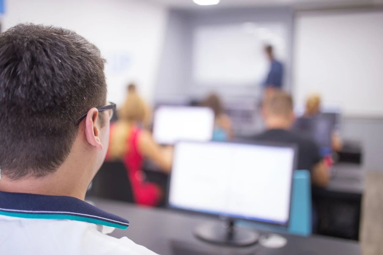 Sessão de formação numa sala de informática